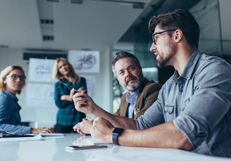 HR-Team im Strategiegespräch zur Optimierung der Lohnbuchhaltung Team im modernen Konferenzraum diskutiert Strategien zur Lohnabrechnung und HR-Prozessen