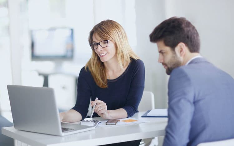 Beratungsgespräch zur Lohnbuchhaltung am Laptop Zwei Personen sitzen gemeinsam vor einem Laptop und analysieren Daten – symbolisch für eine Beratung im Bereich Lohnbuchhaltung