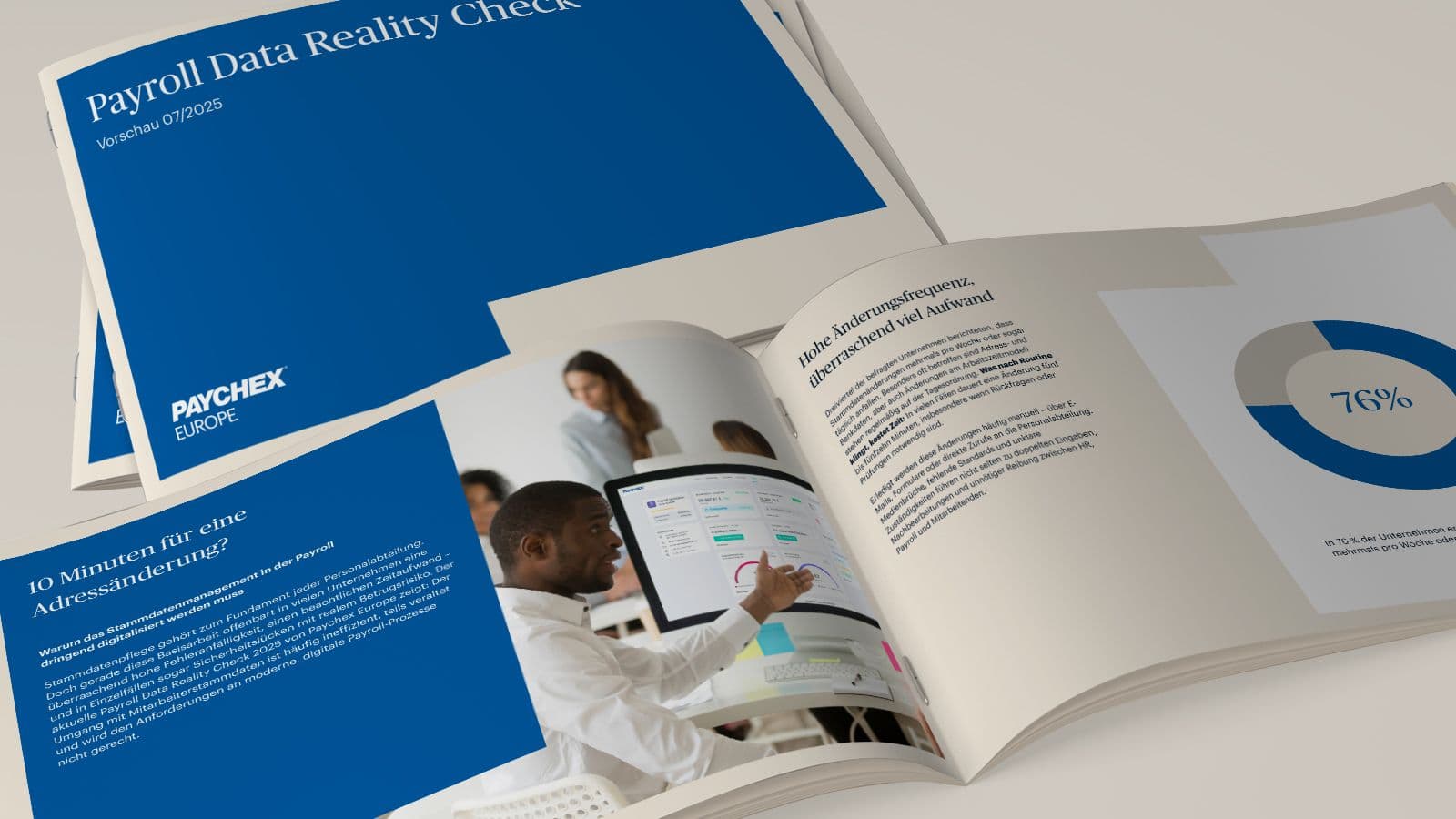 Der Payroll Data Reality Check von Paychex Europe: Eine Umfrage zur Stammdatenpflege Aufgeschlagenes Dokument ‚Payroll Data Reality Check‘ von Paychex Europe mit Diagramm und Teamfoto