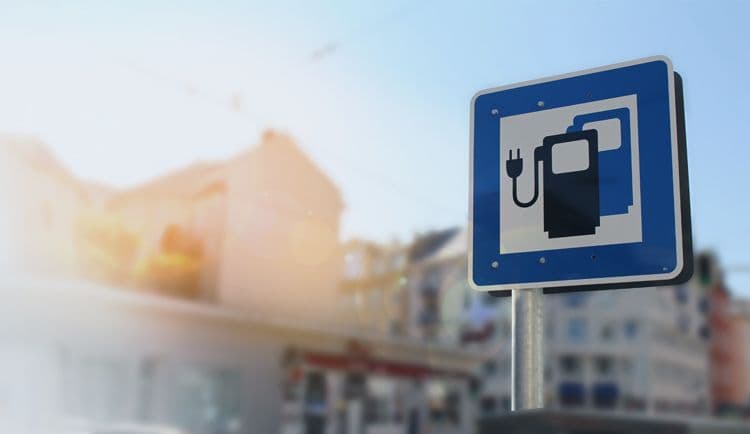 Kennzeichnung von Ladestationen für Dienstwagen mit Elektroantrieb Schild für E-Auto-Ladestation in der Stadt – Symbol für steuerliche Vorteile bei Elektro-Dienstwagen