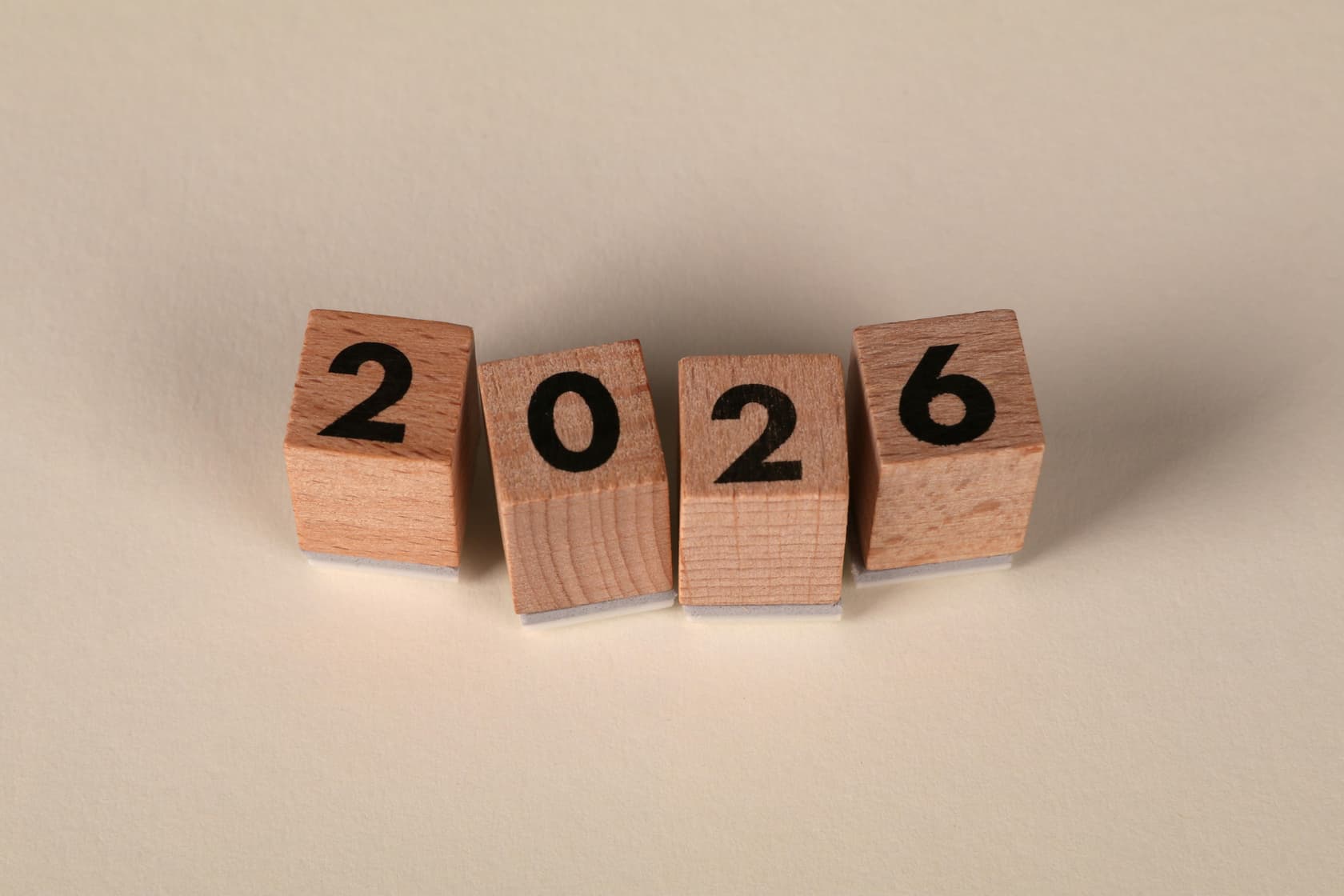 Holz Blöcke mit Ziffern 2026 - Diese Änderungen in der Entgeltabrechnung sind 2026 relevant Holz Blöcke mit Ziffern 2026 - Diese Änderungen in der Entgeltabrechnung sind 2026 relevant