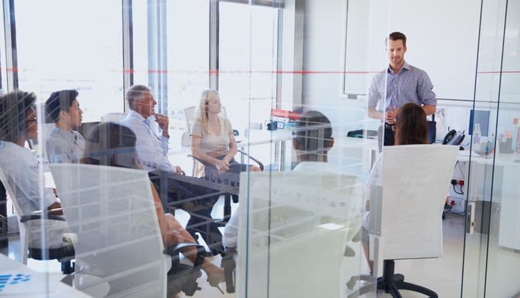 Professionelle Schulung zur Lohnbuchhaltung im modernen Konferenzraum Mitarbeitende in einem hellen Besprechungsraum hören einer Präsentation zur Lohnbuchhaltung zu
