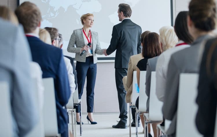Fachkonferenz zur Lohnbuchhaltung: Wissenstransfer und Networking Zwei Personen auf einer Bühne bei einer Businessveranstaltung mit Publikum – symbolisch für Konferenzen oder HR-Fachvorträge