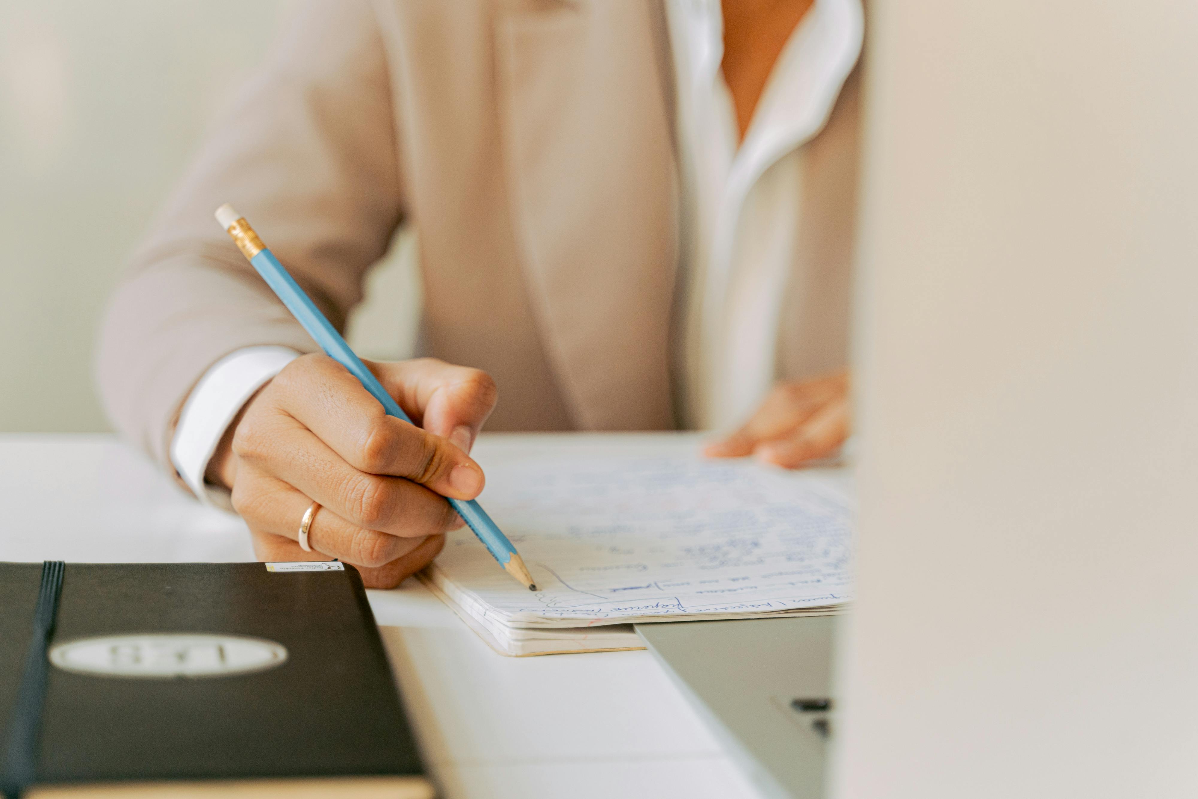 Eine Frau arbeitet an Unterlagen - Vorsorgepauschale und private Kranken- und Pflegeversicherung Eine Frau arbeitet an Unterlagen - Vorsorgepauschale und private Kranken- und Pflegeversicherung
